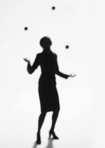 femme qui jongle